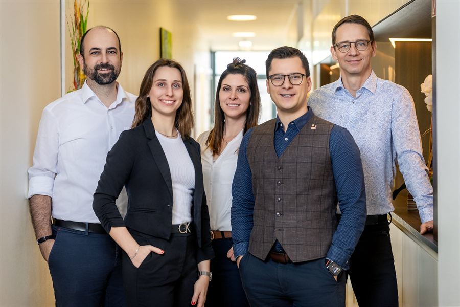 Teamfoto der Sichtbarmacherei mit Michael Ulm, Jasmin Rabko, Tina Brandmüller, Christopher Jörgler und Christian Doppelhofer von links nach rechts